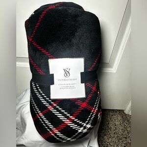 Victoria's Secret Plush Black and White Plaid Blanket NWT